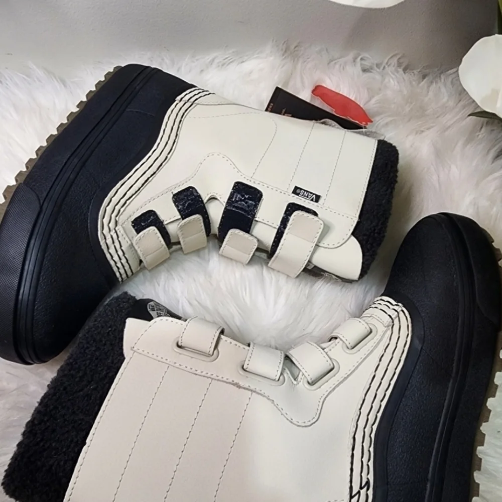 Vans STANDARD V SNOW MTE BOOTSize: Men9/Women10.5COLOR - BONE/BLACK New